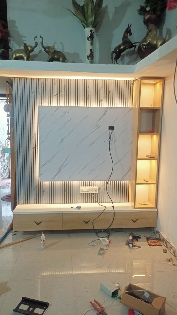 تصميم بديل خشب مع إضاءة LED للصالات