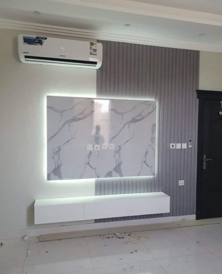 خلفية شاشة بديل خشب عصري لغرفة معيشة في بريدة